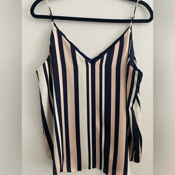 Express downtown cami v-neck top L - Picture 3 of 10